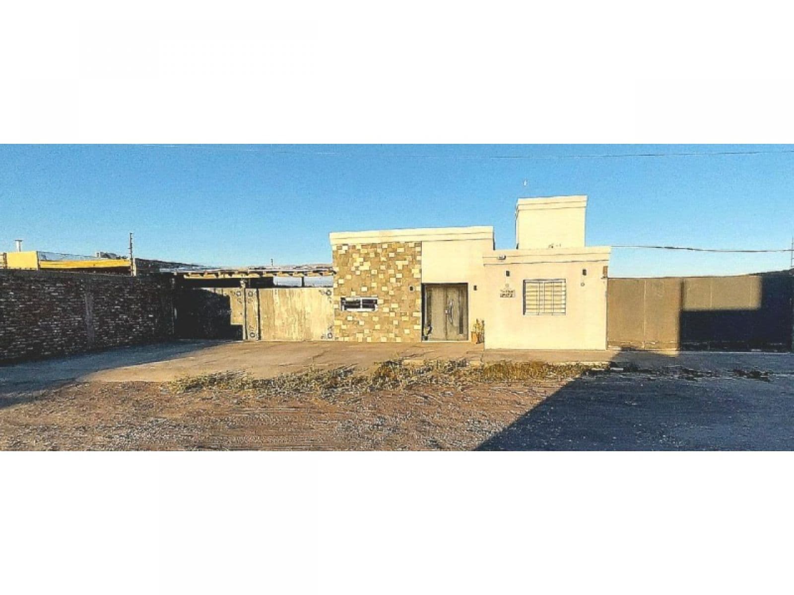 Casa Con Patio Muy Amplio C Pileta - Calefon Solar - Porton Automatico - 3 Split Frio-calor - Sólo 1 Año De Antigüedad. - 1